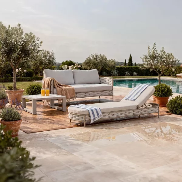 Шезлонг + диван = неочевидный дуэт. Как объединить зоны отдыха и загара