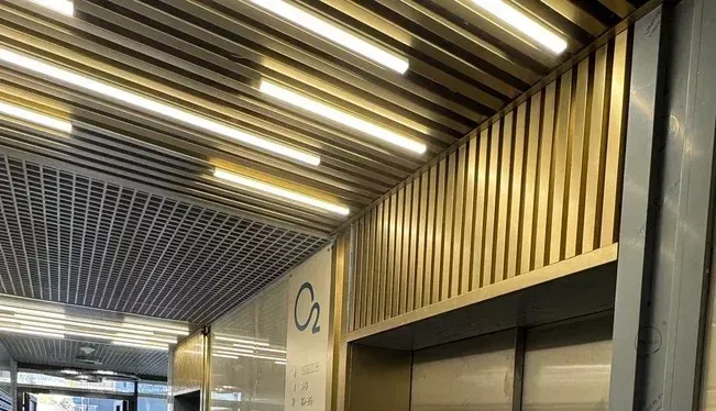 Изготовление и монтаж реечных потолков и панелей для жилого комплекса в Сочи