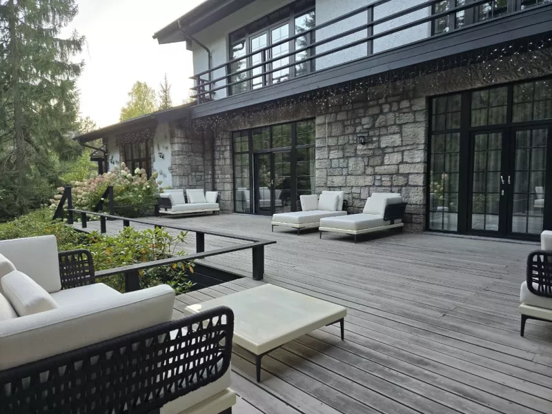 Обустройство террасы загородного дома в Подмосковье