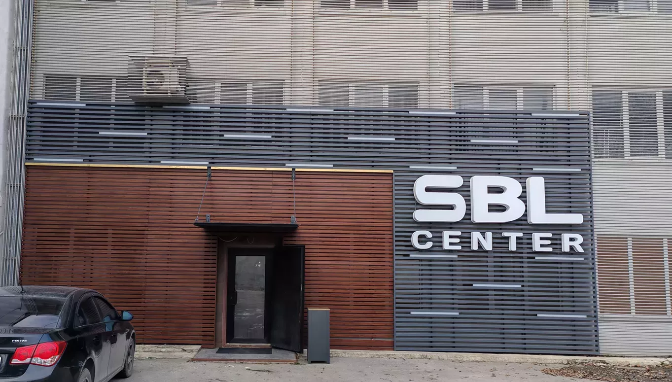 Оформление входной группы и фасада офисного здания СБЛ Регион